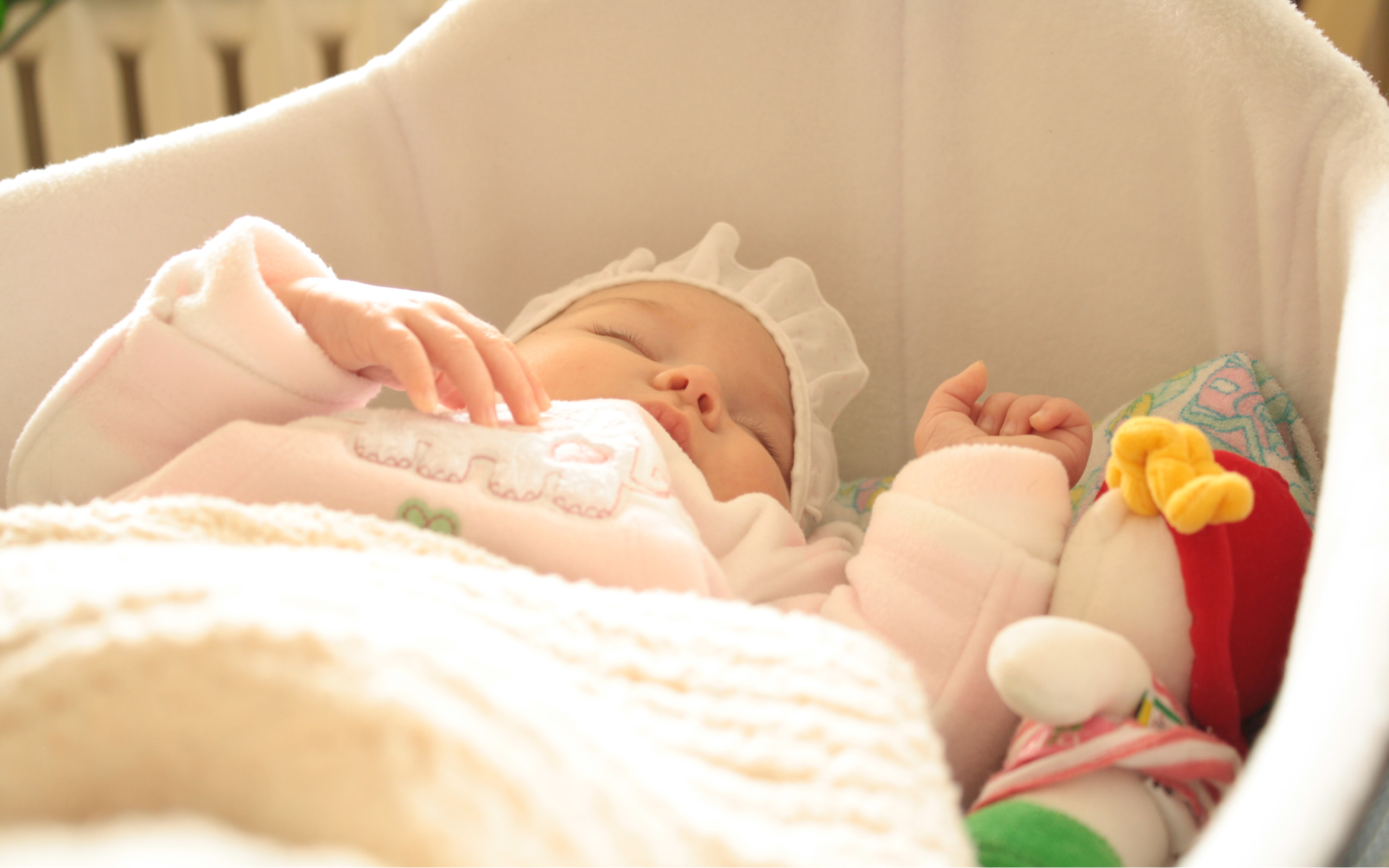 Видеть во сне ребенка грудного на руках. Новорожденная девочка. Ребенок в кроватке. Младенец в кроватке. Новорождённые девочки в кроватке.